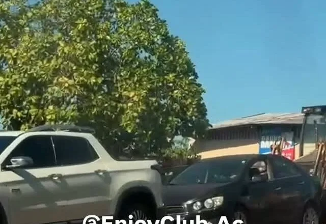 Trator atinge carros e causa engavetamento de veículos em Rio Branco