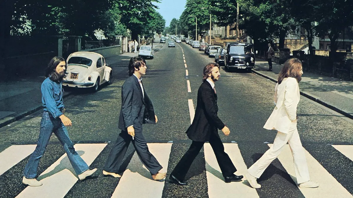 Beatles: Atores das cinebiografias do Fab Four recriam capa de ‘Abbey Road’; veja