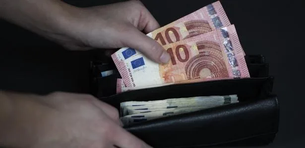 Guerras e ciberataques fazem europeus guardarem mais dinheiro vivo