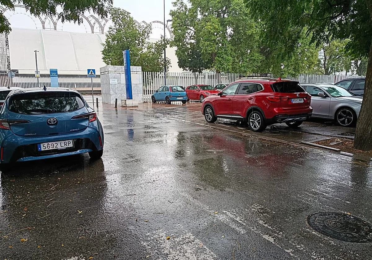 Un chaparrón sorprende a Sevilla en pleno agosto y deja grandes balsas de agua