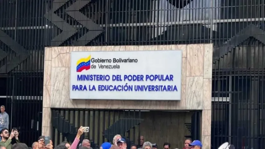 Lanzan nuevo sistema de becas universitarias para jóvenes prometedores: Así es el proceso y montos