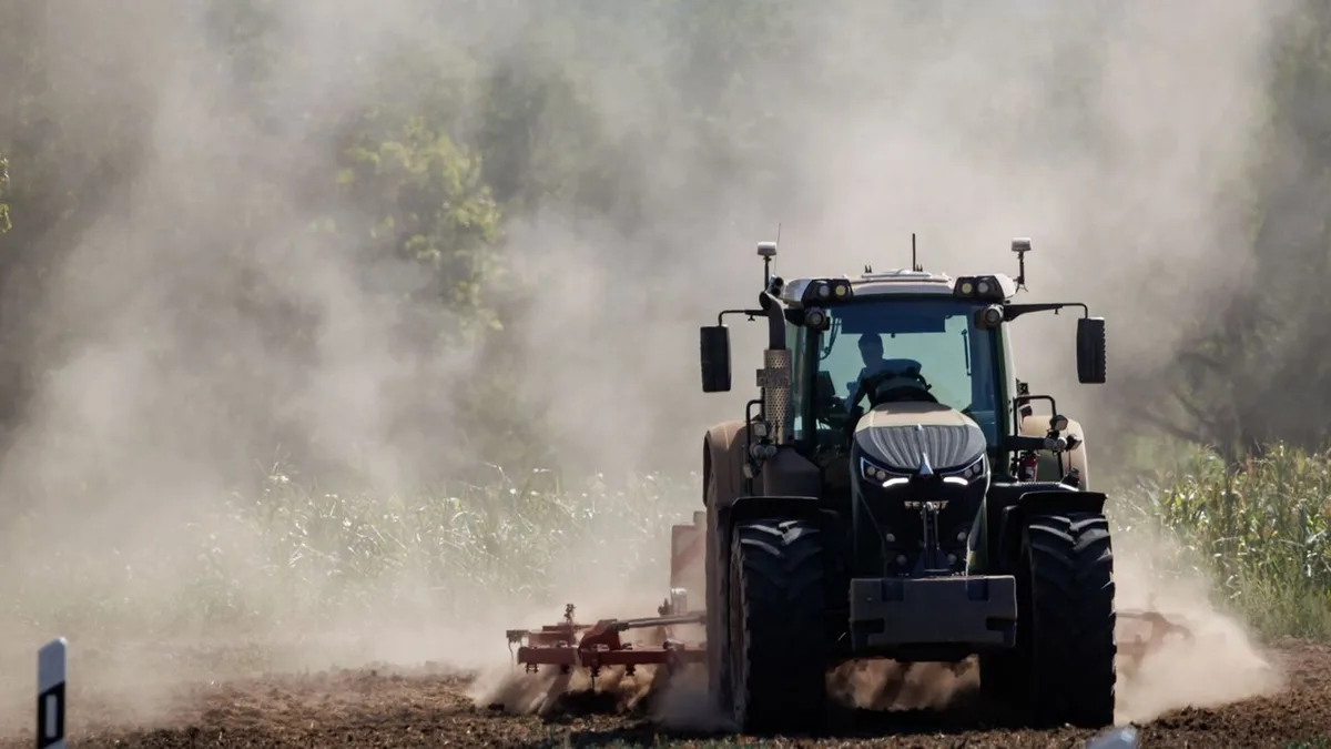 Unfallflucht: Traktor weicht Auto aus und kippt um