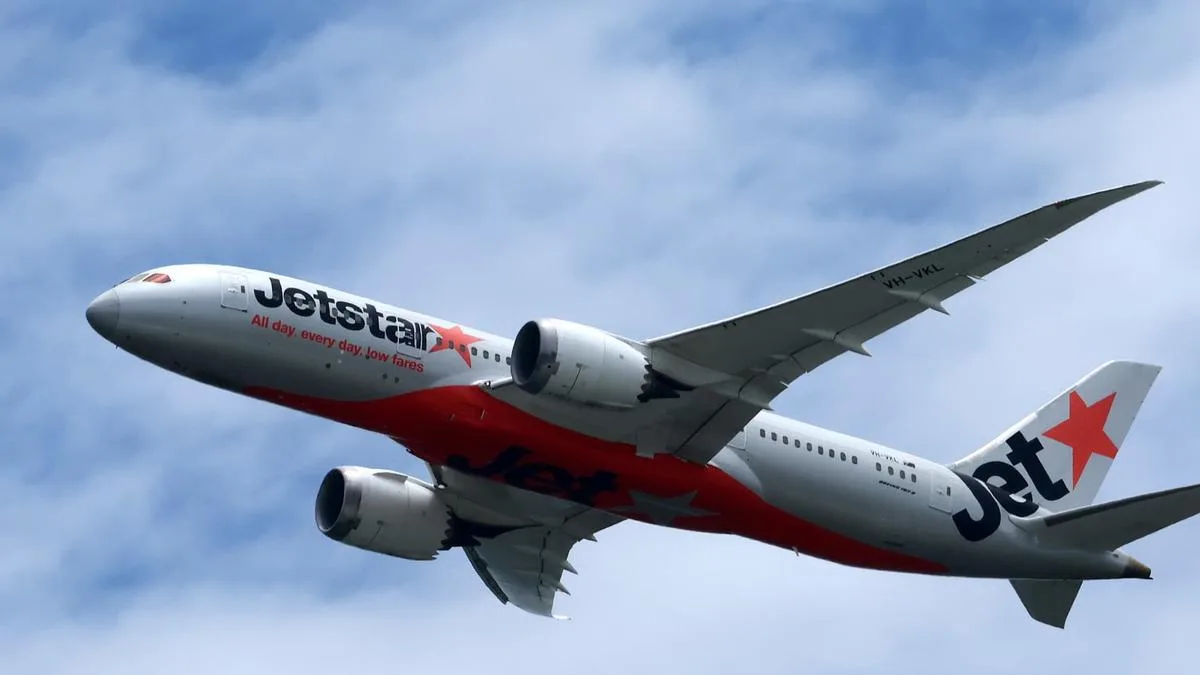 Watchdog launches probe after Jetstar plane flies 15m above van at Townsville Airport