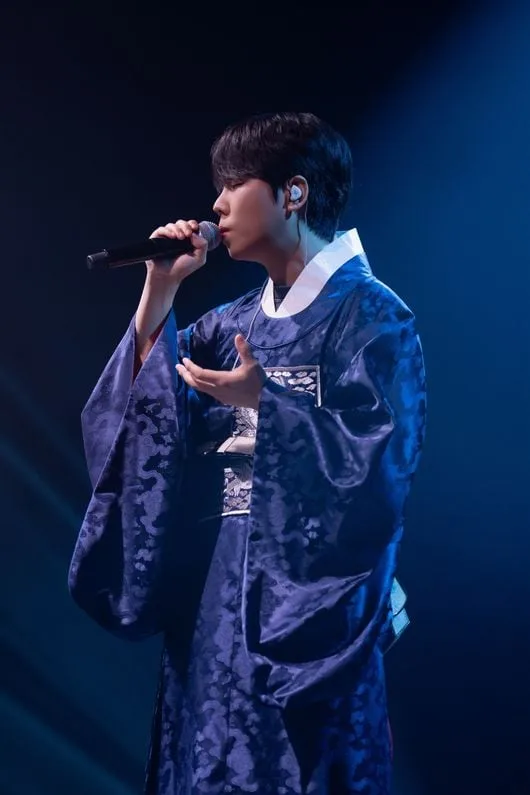 '발라드 세손' 정승환, 10주년 팬미팅에 '곤룡포' 입고 등장