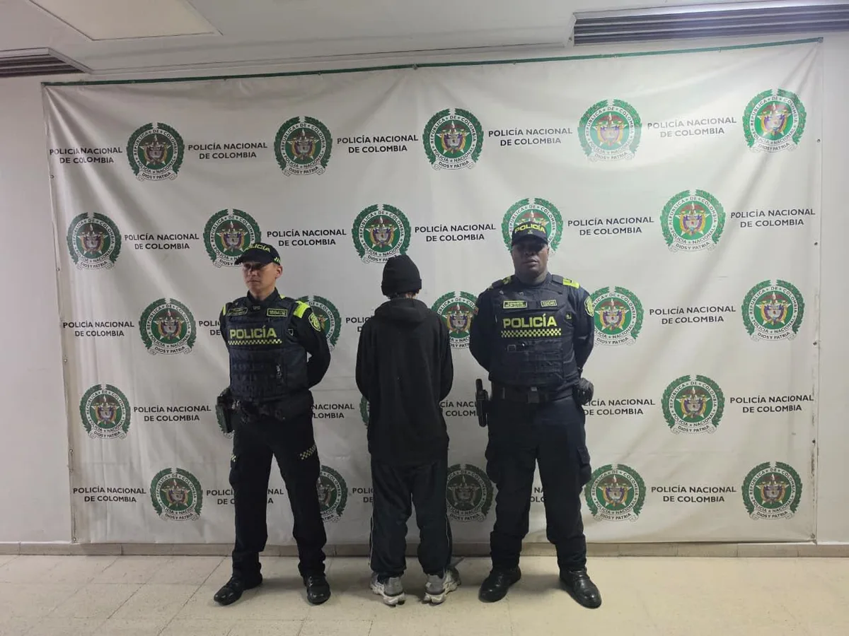 Adulto mayor resultó apuñalado en Bogotá por impedir que hinchas orinaran en espacio público: “Se viene a pegármelo en el pecho”