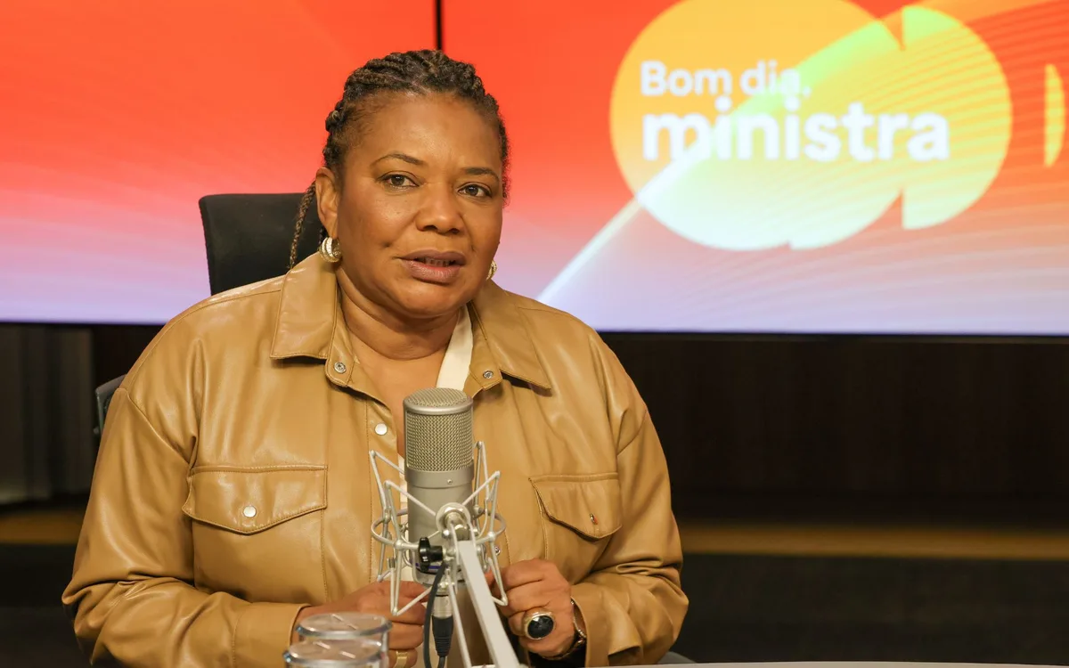 Margareth Menezes entrega livros a biblioteca comunitária em Salvador