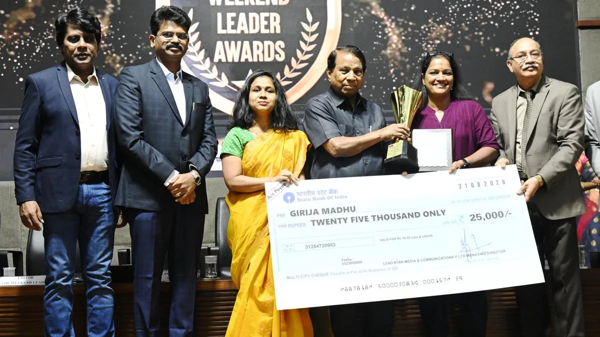 VIT chancellor presents ‘Weekend Leader’ awards