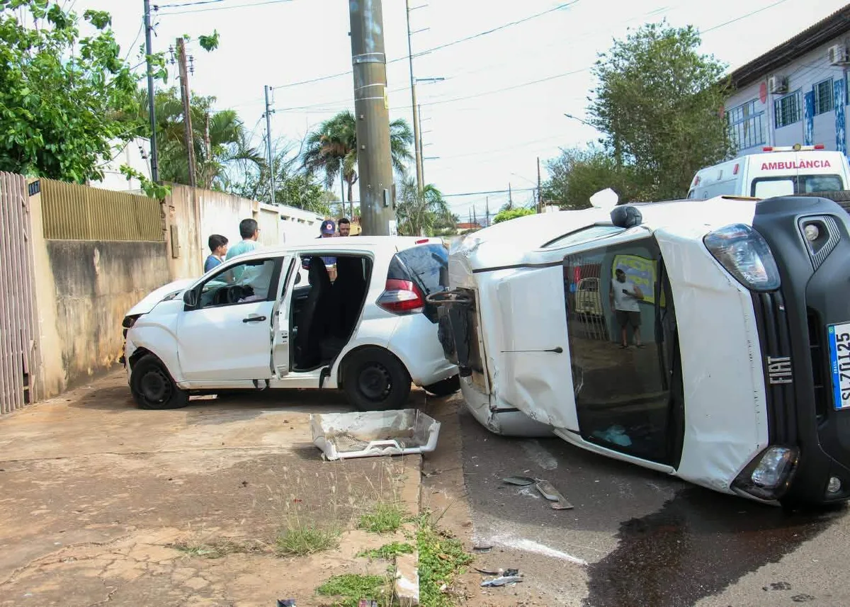Cruzamento sem sinalização causa capotagem na Vila Nasser