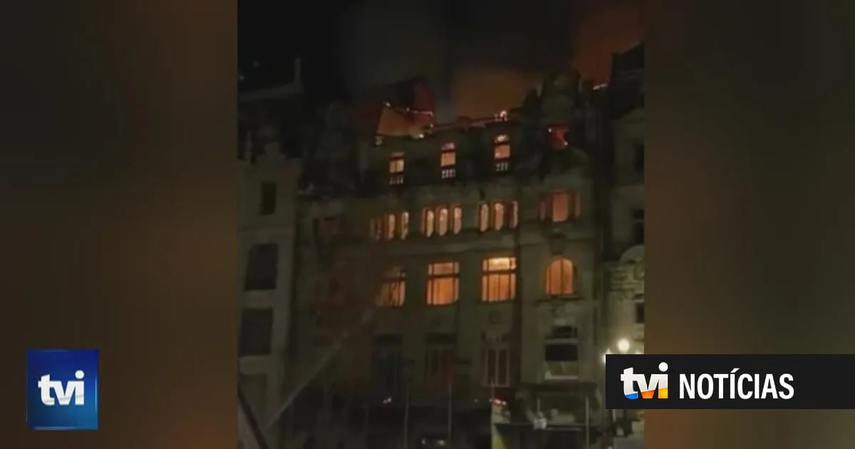 Incêndio de grandes dimensões consome prédio na Avenida dos Aliados