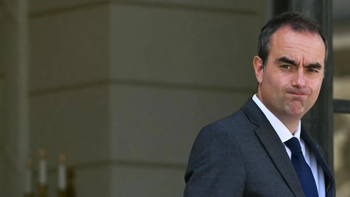 Sébastien Lecornu copieusement hué à son arrivée au Porge, commune dévastée par les incendies