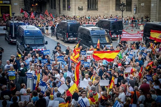 La manifestación por Ceuta reúne miles de personas en Barcelona en medio de un clima de tensión