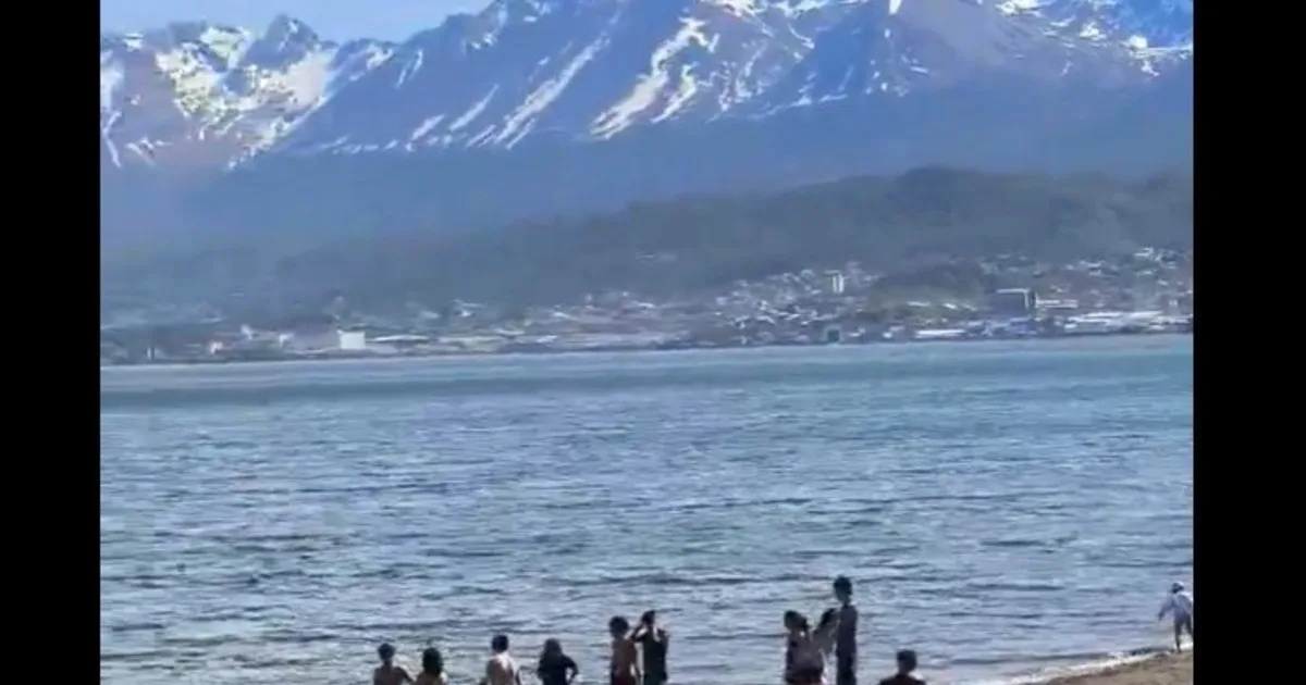 El país al revés: Ushuaia superó los 21 grados y la gente copó las playas, mientras en Buenos Aires se sintió la ola de frío