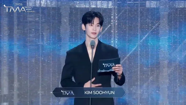 김수현, 야윈 얼굴로 시상식 등장..1년 6개월만 공식석상→팬들 '환영트럭' 응원[Oh!쎈 이슈]
