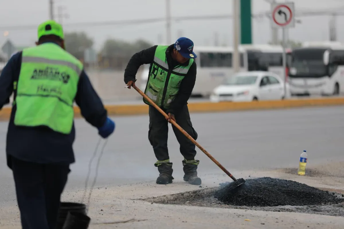 Continúa la rehabilitación de vialidades y limpia de callejones en colonias de Saltillo