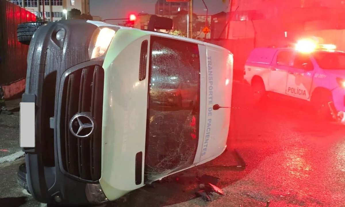Van que transportava pacientes de São Pedro da Aldeia tomba e deixa seis feridos em Niterói