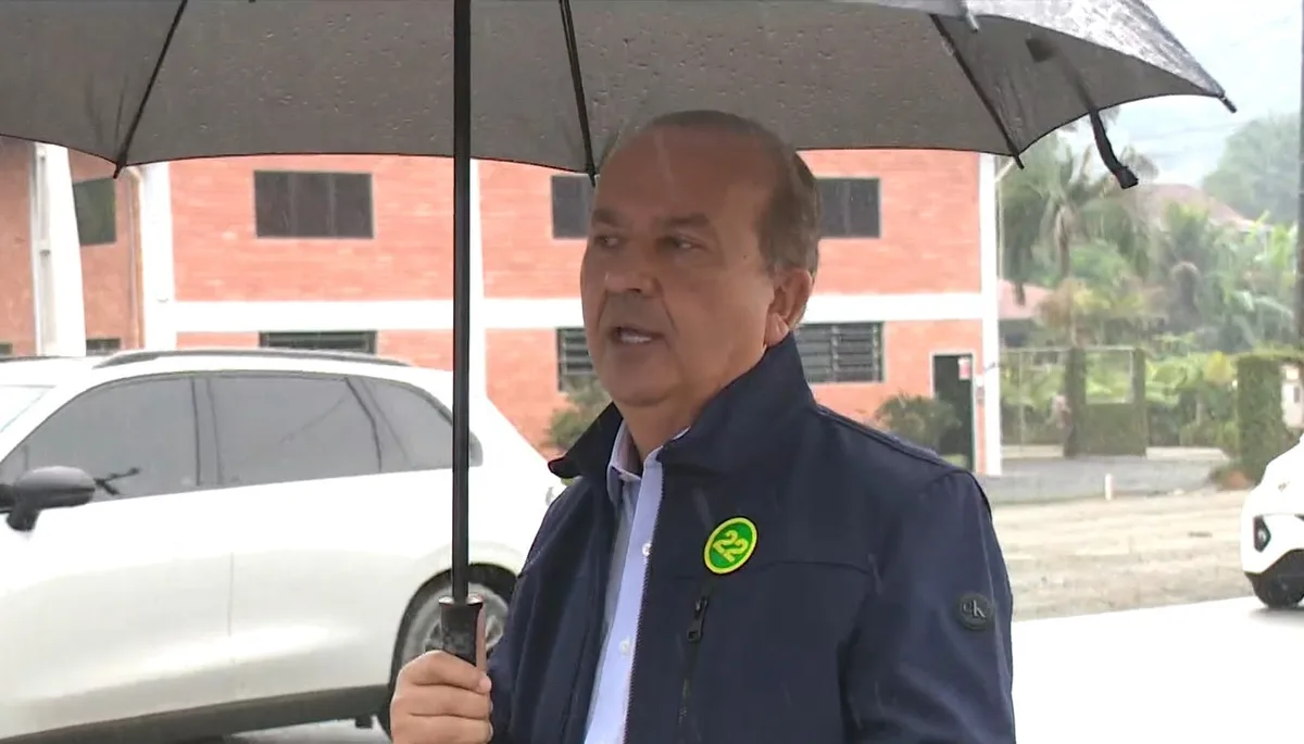 Jorginho Mello reassume governo de SC após chuvas e tsunami meteorológico atingirem o estado
