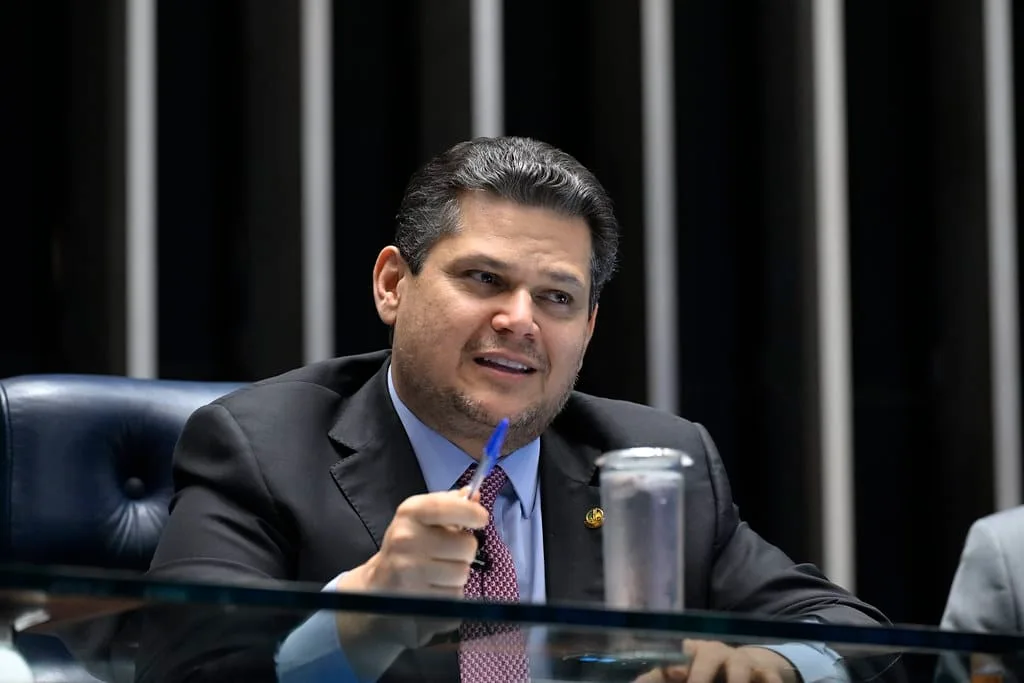 Fim da escala 6×1: Senado retoma debate em meio à disputa eleitoral entre Lula e Flávio Bolsonaro
