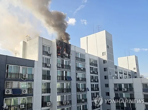 화재로 모자 숨진 아파트 세대, 과거 '분말소화기 미비치' 지적받아
