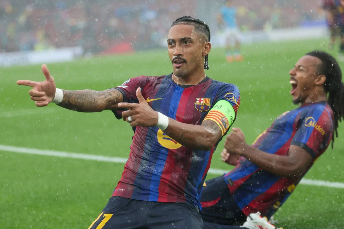 Raphinha retoma boa fase no Barcelona antes de voltar à seleção