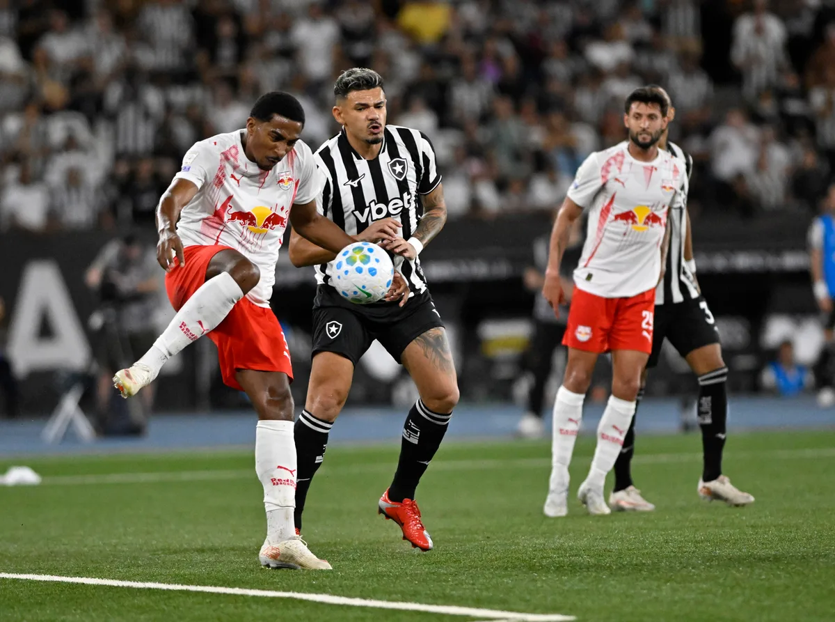 Pedidos da torcida e entrada no segundo tempo: como foi a reestreia de Tiquinho Soares pelo Botafogo
