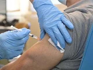Hausse des cas de Covid : pourquoi la campagne de vaccination n’a-t-elle pas été lancée plus tôt ? On vous répond