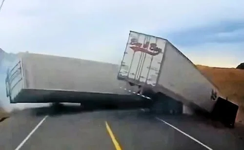 Accidente entre tres tráileres deja dos heridos en carretera Sonoyta-San Luis Río Colorado; una de las unidades se incendió tras la colisión