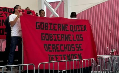 Normalistas que irrumpieron en evento de Sheinbaum se reúnen con procurador de Hidalgo; exigen avances del pliego petitorio