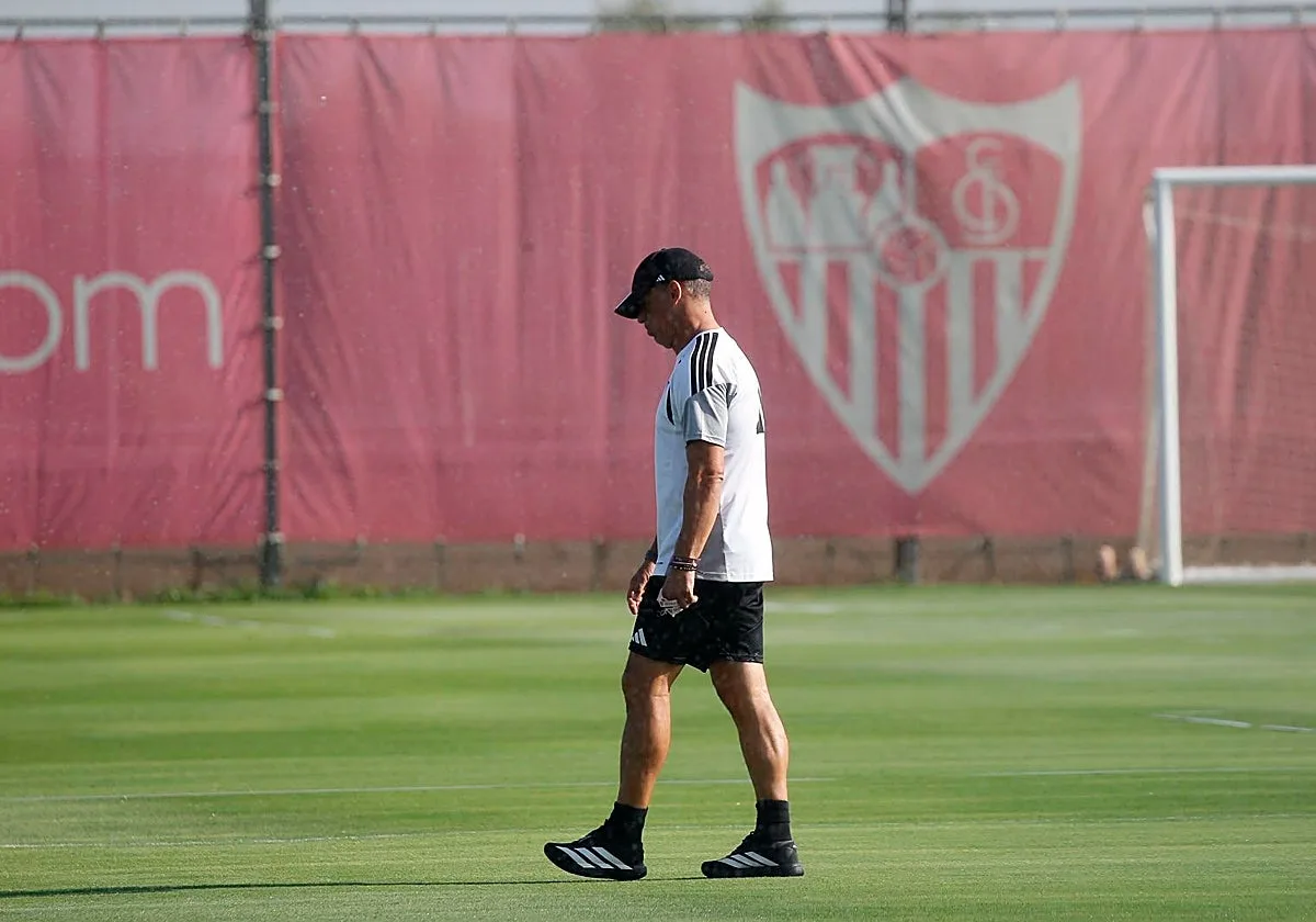 La arenga de García Plaza en el descanso del Sevilla FC - Rayo Vallecano: «Si hacemos las cosas con cabeza, no perdemos»