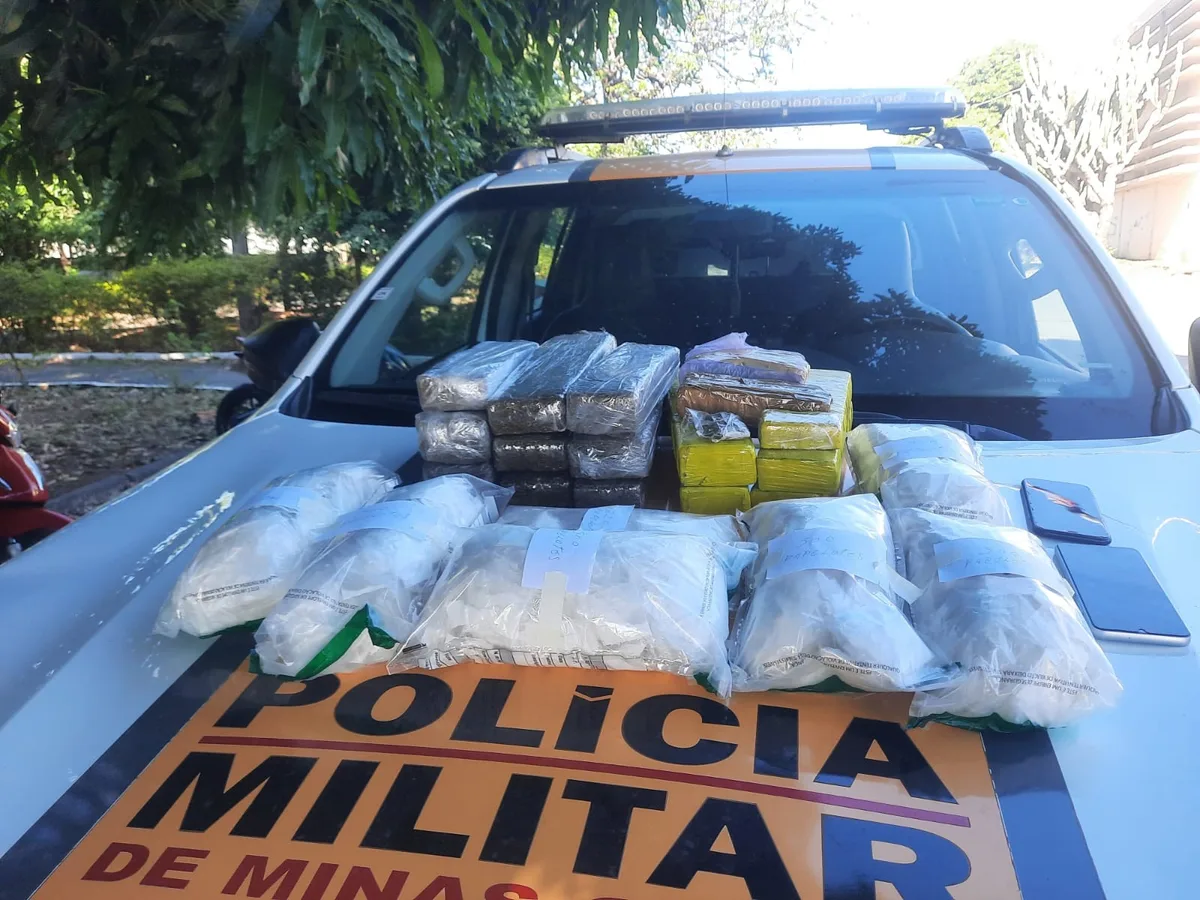 Polícia apreende mais de 3 mil papelotes de cocaína e 17 tabletes de maconha em ônibus que seguia de São Paulo para a Bahia