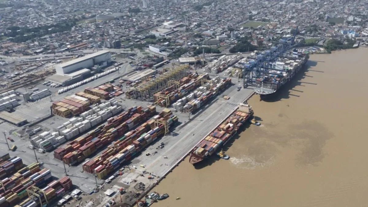 Obra de R$ 2 bilhões muda operação e transforma porto estratégico de SC ao permitir atracar dois navios de 400 metros