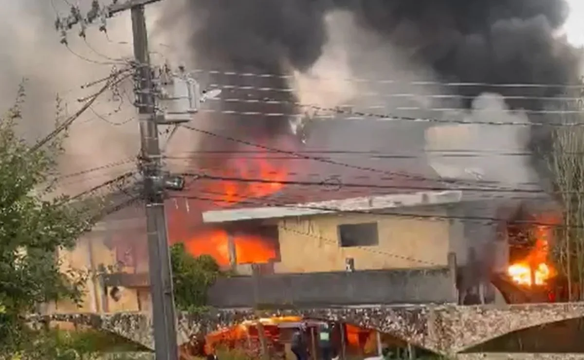 Vídeo! Incêndio no Pilarzinho mobilizou cinco caminhões do Corpo de Bombeiros e consumiu 30 mil litros de água