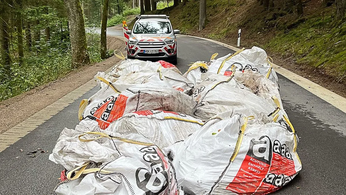 Müll abgeladen: Säcke im Wald abgeladen – mutmaßlich mit Asbest gefüllt