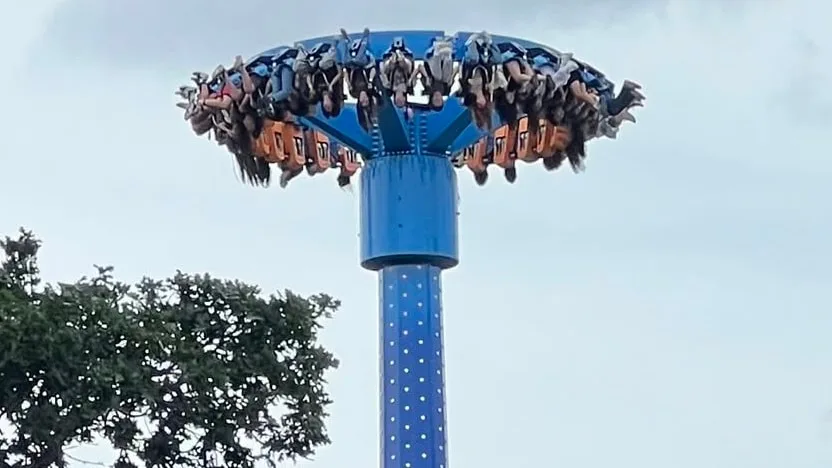 Horror im Freizeitpark - Fahrgäste hängen 25 Minuten kopfüber fest