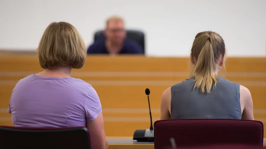 Nicht allein vor Gericht: Prozessbegleitung für Gewaltopfer: Was leistet sie?