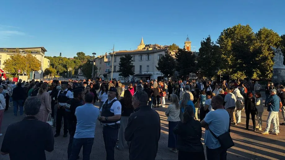 Après la fusillade au collège Lakanal d'Aubagne, plus de 200 personnes présentes au rassemblement citoyen ce mardi soir