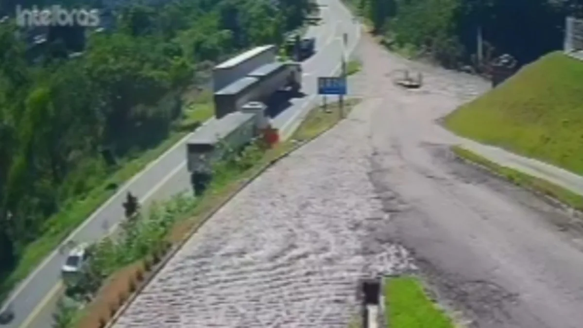 Carreta sai da pista para evitar acidente na BR 101 em Rio Novo do Sul