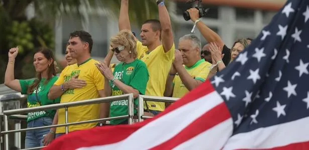 Após ajudar a parir o tarifaço, Flávio critica Lula por reagir aos EUA