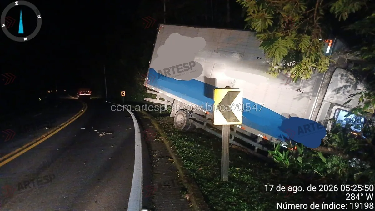 Caminhão sai da pista e atinge vegetação após motorista dormir ao volante na Mogi-Bertioga