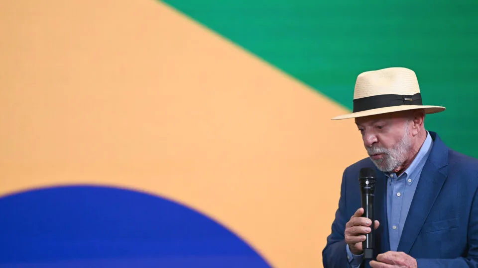 Lula é questionado sobre Lulinha e deixa entrevista no QG do Exército, em Brasília