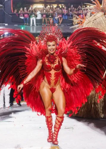 Virginia revela que fez pedido a Paolla Oliveira antes de deixar cargo de rainha da bateria da Grande Rio; assista Virginia e Paolla Oliveira. (Anderson Borde; Webert Belecio/AgNews)