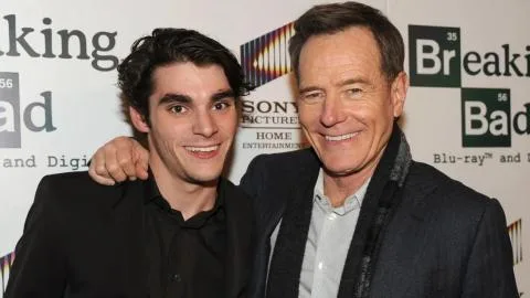 El adiós de Bryan Cranston a RJ Mitte, su hijo en 'Breaking Bad': "Te echaré de menos, hijo"
