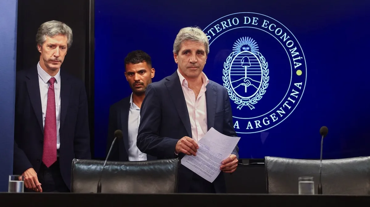 El Tesoro y el Banco Central refuerzan una estrategia coordinada para evitar que el dólar supere los $1500