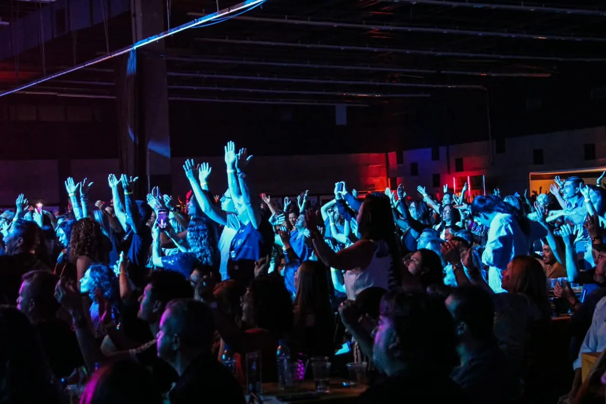 Show de rock combina com mesa? Público dos Titãs responde de pé