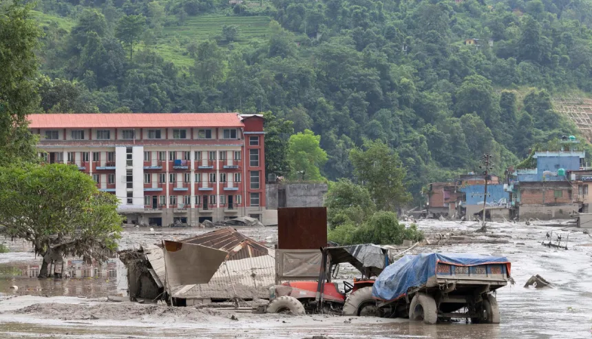 VIDEOS: La inesperada razón detrás de la mortífera crecida que arrasó pueblos de Nepal en la frontera con China