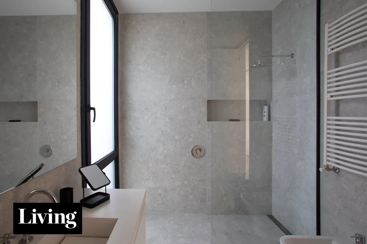 Duchas al ras del piso: ideas para un baño más cómodo, luminoso y fácil de limpiar.