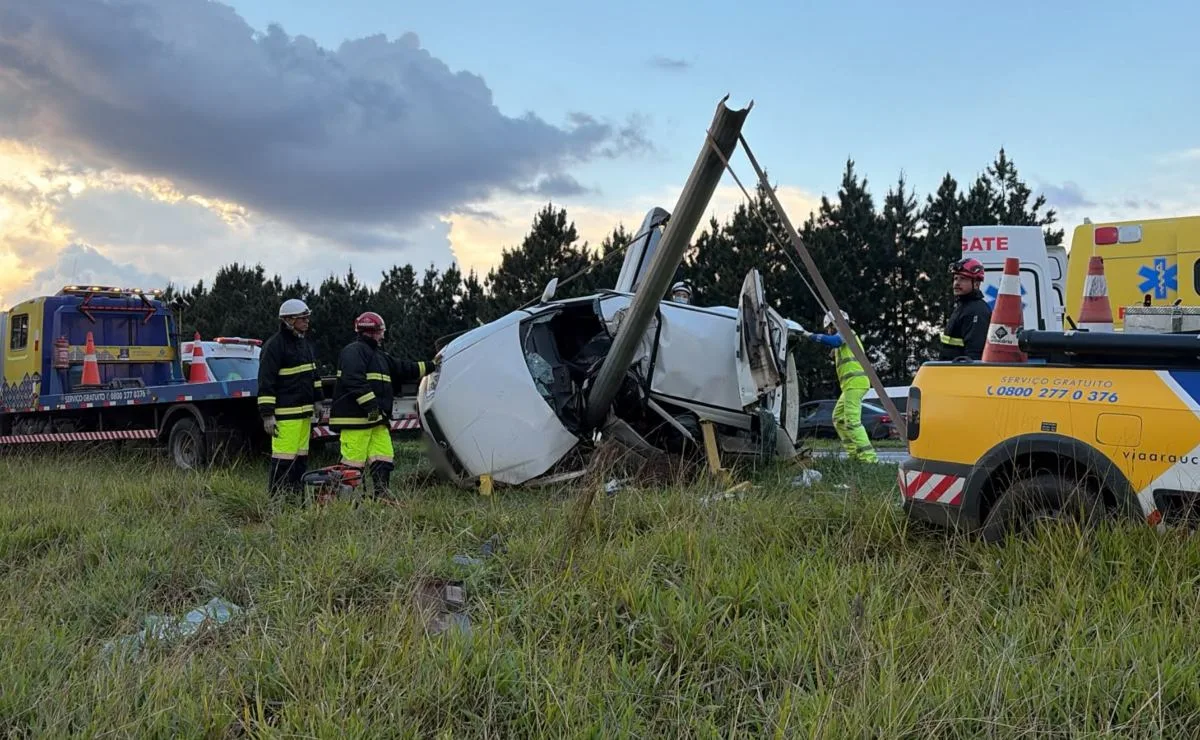 Acidente na Rodovia do Xisto: motorista fica preso às ferragens após perder controle de Palio e bater em poste