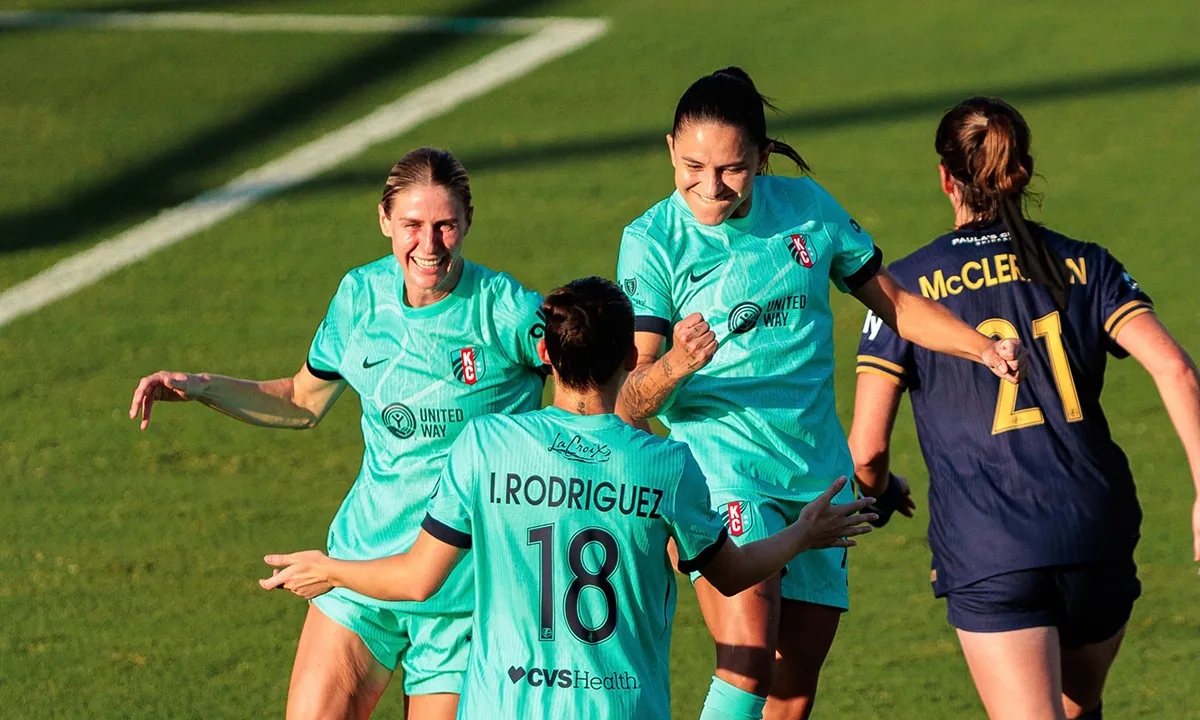 Debinha amplia recorde histórico na NWSL com gol de pênalti