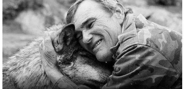 Morre aos 80 o homem que viveu 12 anos entre lobos sem contato com humanos