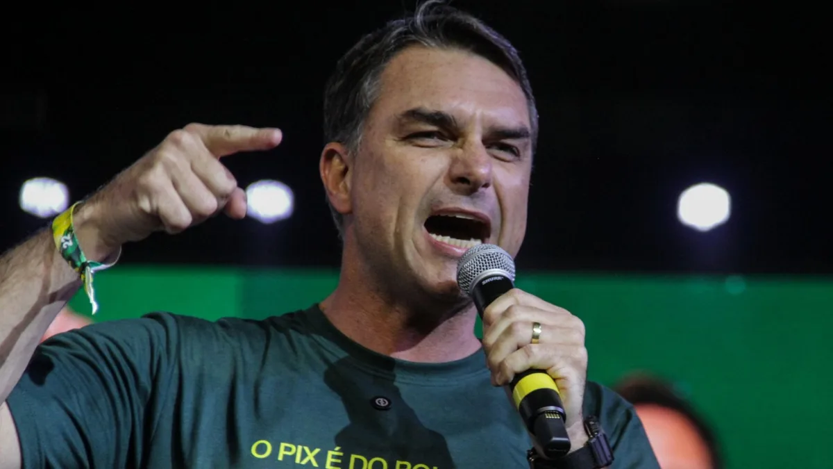 "Sistema vai tentar me parar", dispara Flávio Bolsonaro após ser barrado no TSE