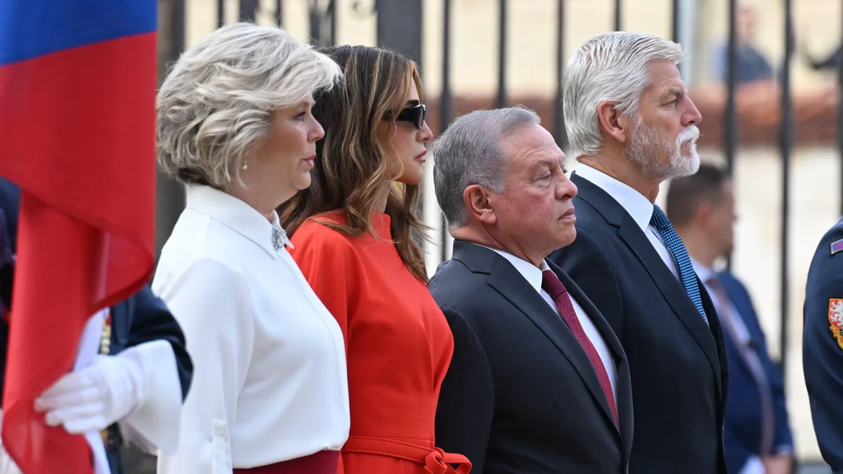 Rania de Jordania desafía el protocolo al no quitarse las gafas de sol en una recepción en Praga: ya lo hizo en el funeral del rey Harald